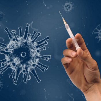 Nowe przepisy dotyczące kontynuacji w Polsce szczepień przeciw COVID rozpoczętych za granicą